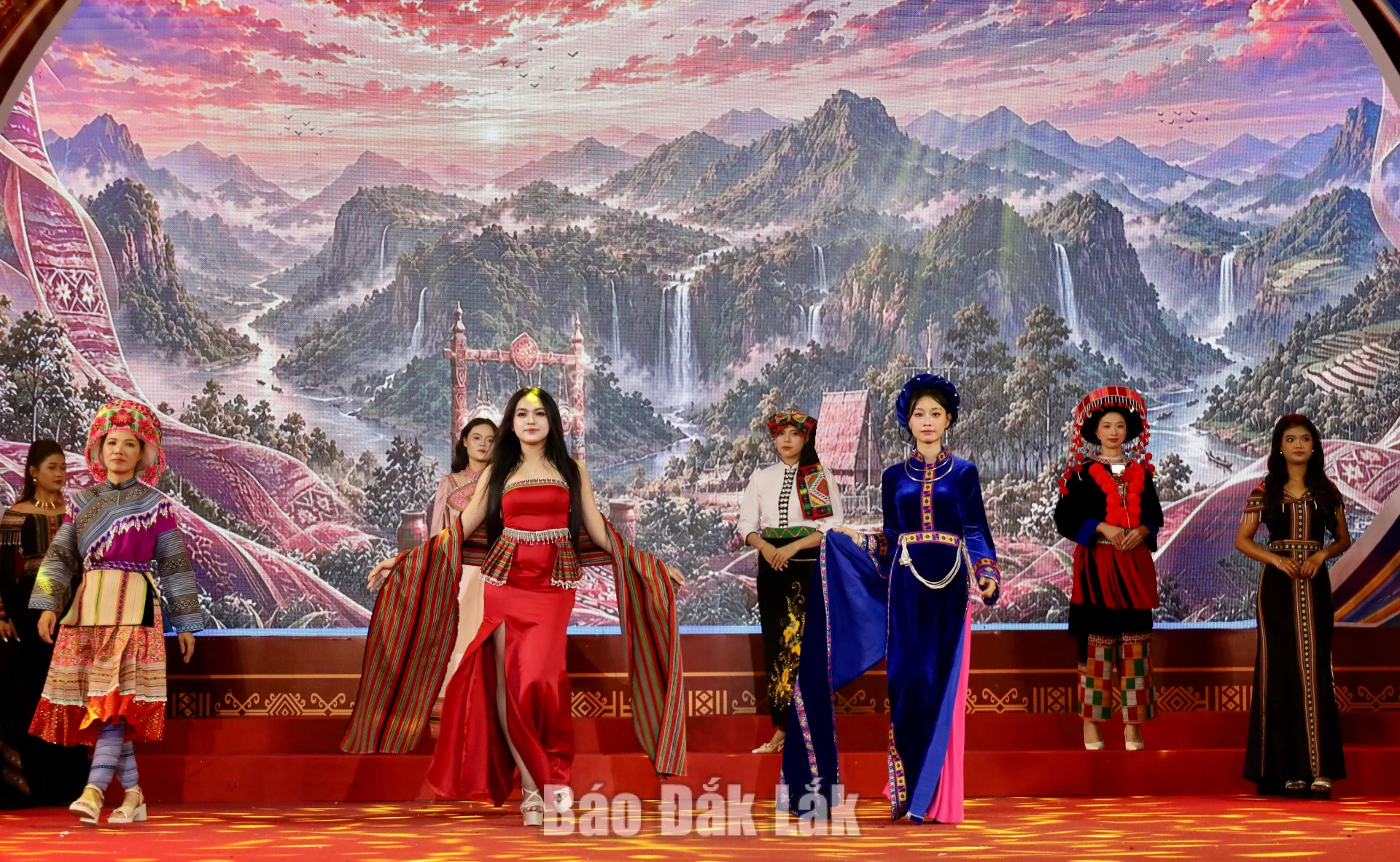 trình diễn trang phục truyền thống của đồng bào các dân tộc, giới thiệu nét đẹp văn hóa vùng miền.