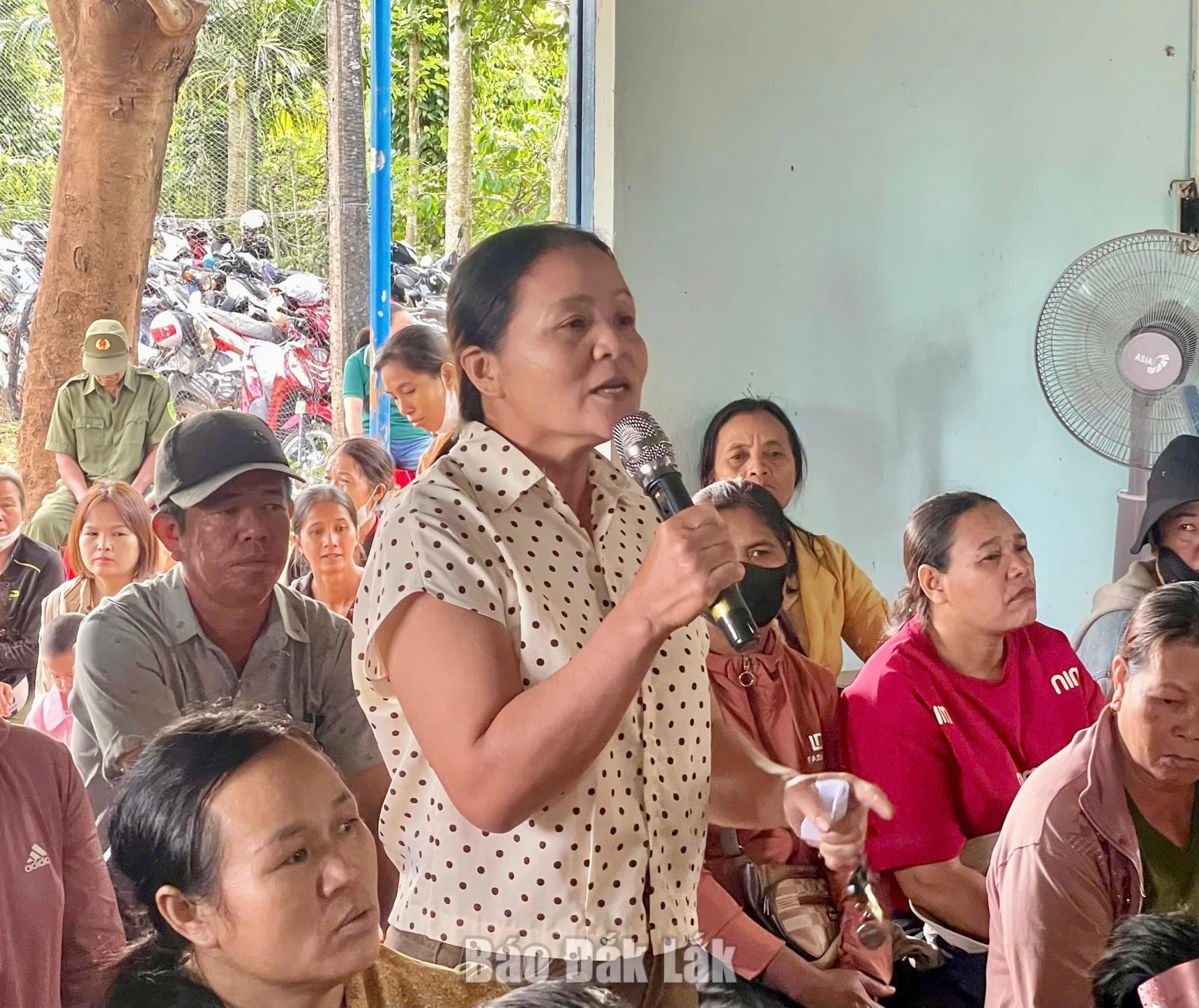 Người dân xã Ea Kiết tham gia ý kiến tại buổi đối thoại.