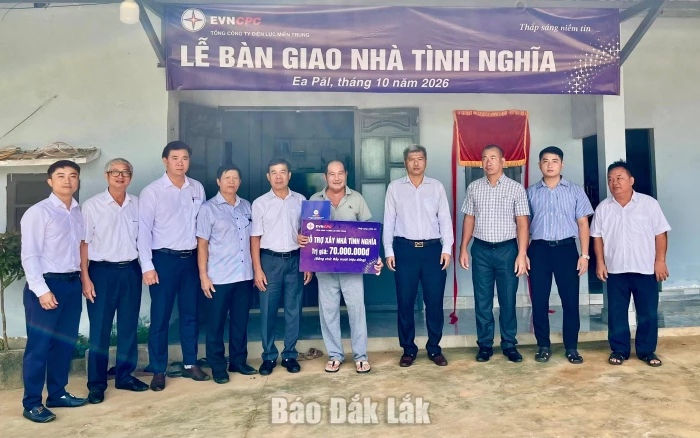 Bàn giao nhà tình nghĩa cho thương binh tại xã Ea Păl