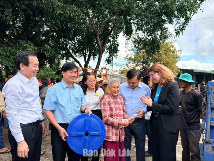 Đắk Lắk tiếp nhận và cấp phát 450 bồn chứa nước hỗ trợ người dân ứng phó sớm với El Nino