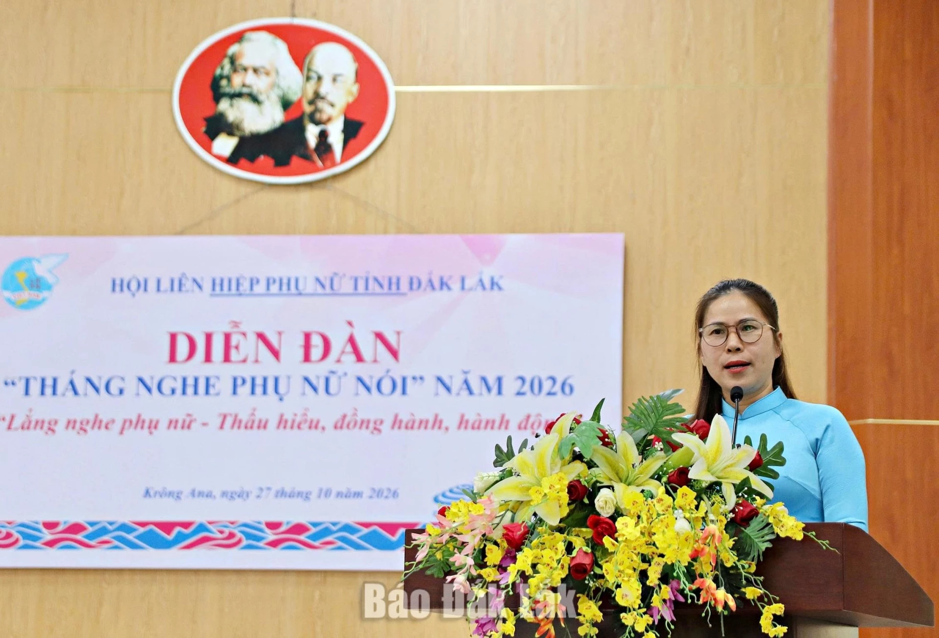 Phó Chủ tịch Hội LHPN tỉnh Võ Thị Ngọc phát biểu khai mạc diễn đàn.