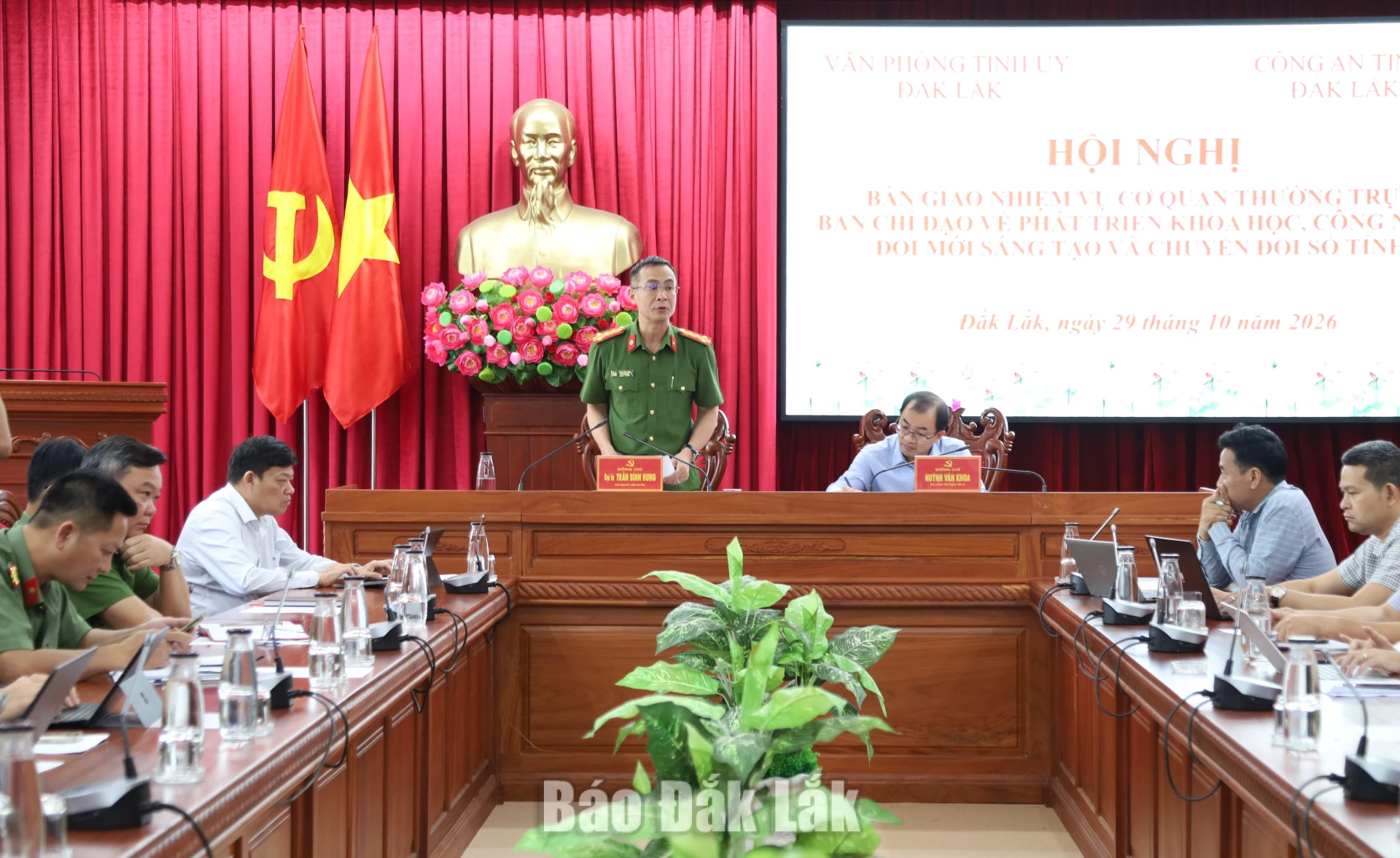 Đại tá Trần Bình Hưng, Phó Giám đốc Công an tỉnh phát biểu tại hội nghị.