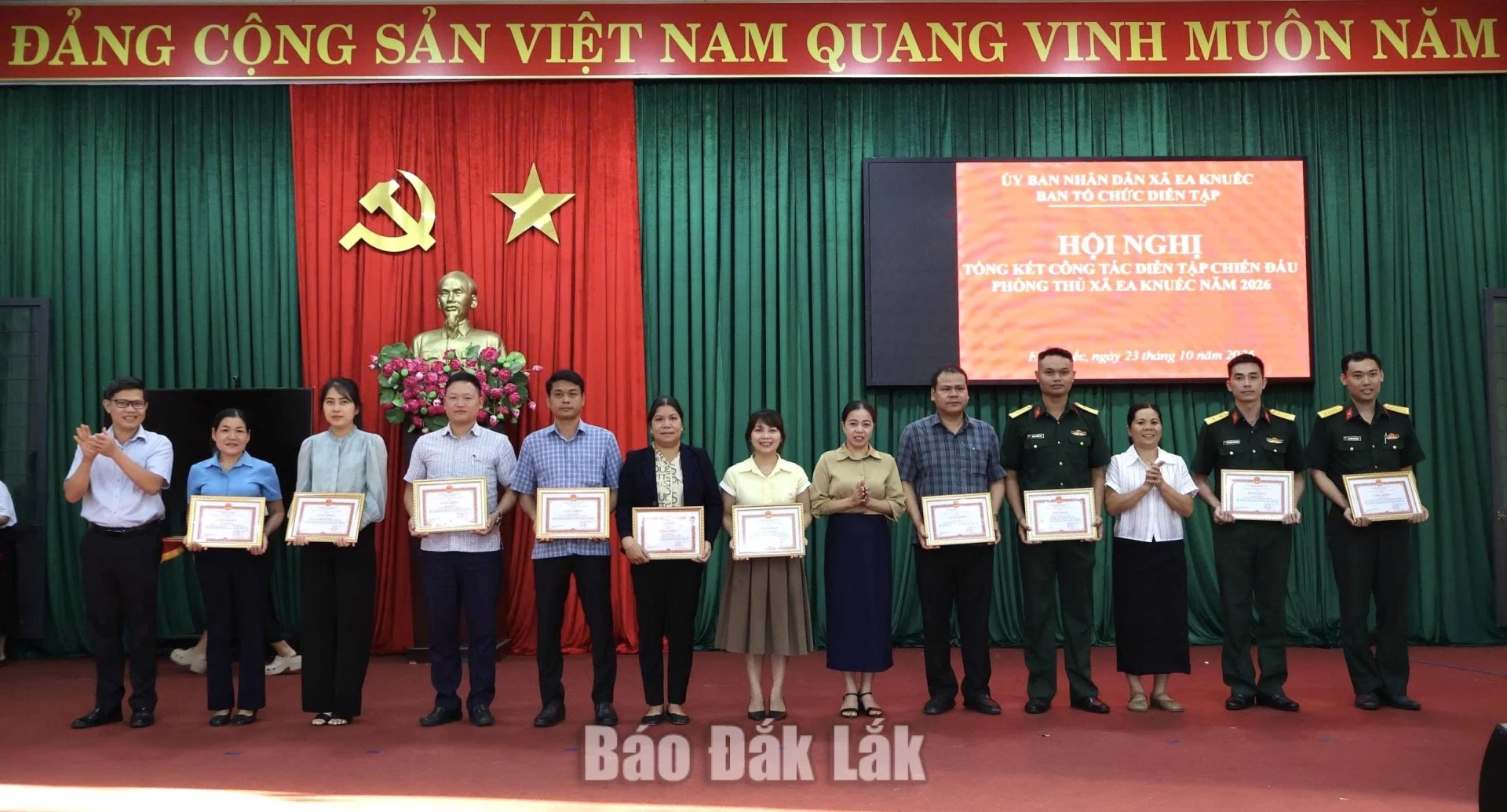 Lãnh đạo xã trao Giấy khen cho các cá nhân có thành tích xuất sắc.