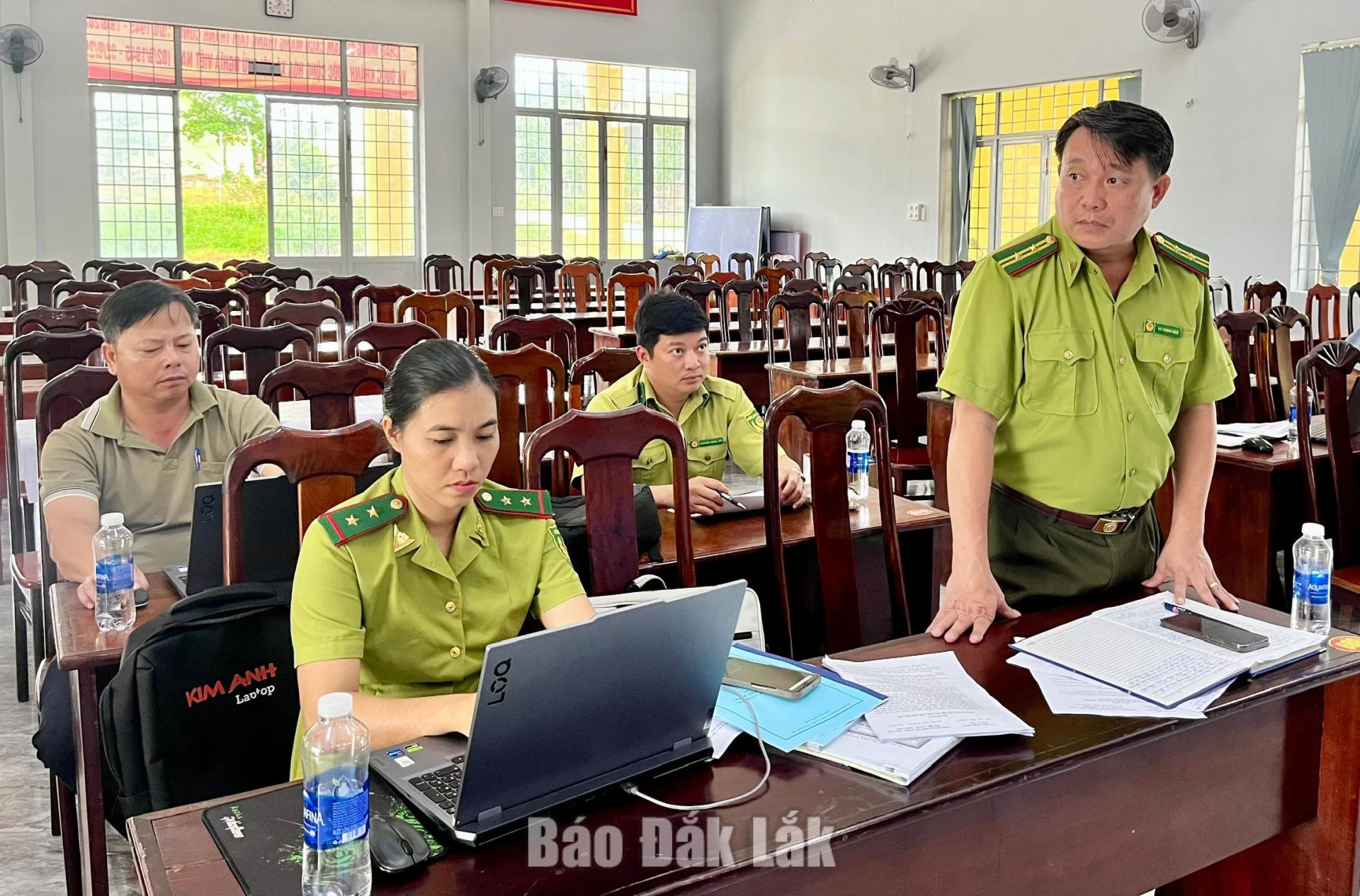 Ông Vũ Trọng Hiếu - Hạt trưởng Hạt Kiểm lâm khu vực Ea Kar báo cáo tình hình