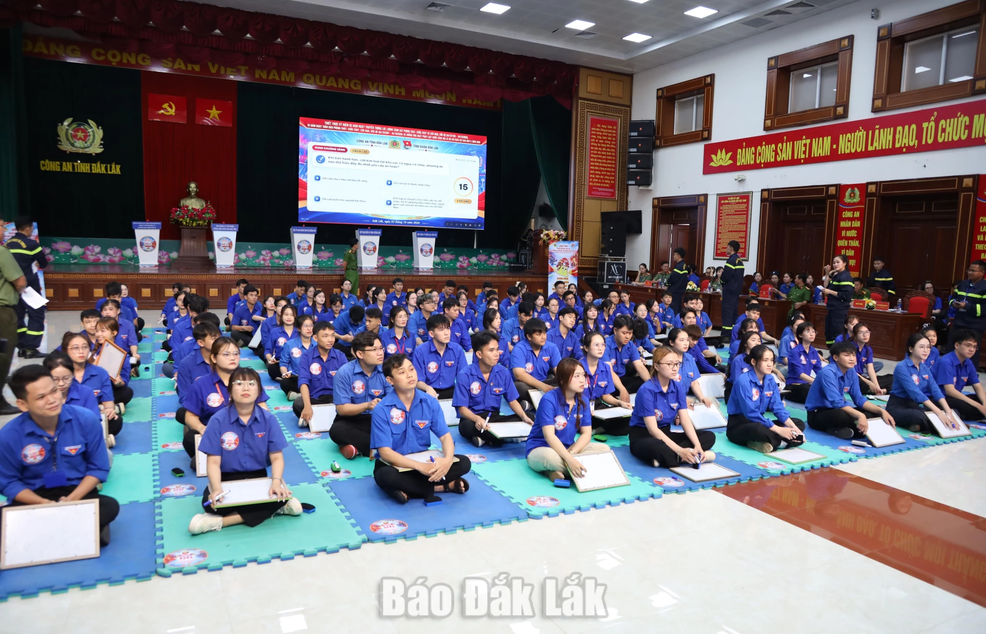 Các thí sinh tham gia thi theo hình thức “Rung chuông vàng”.