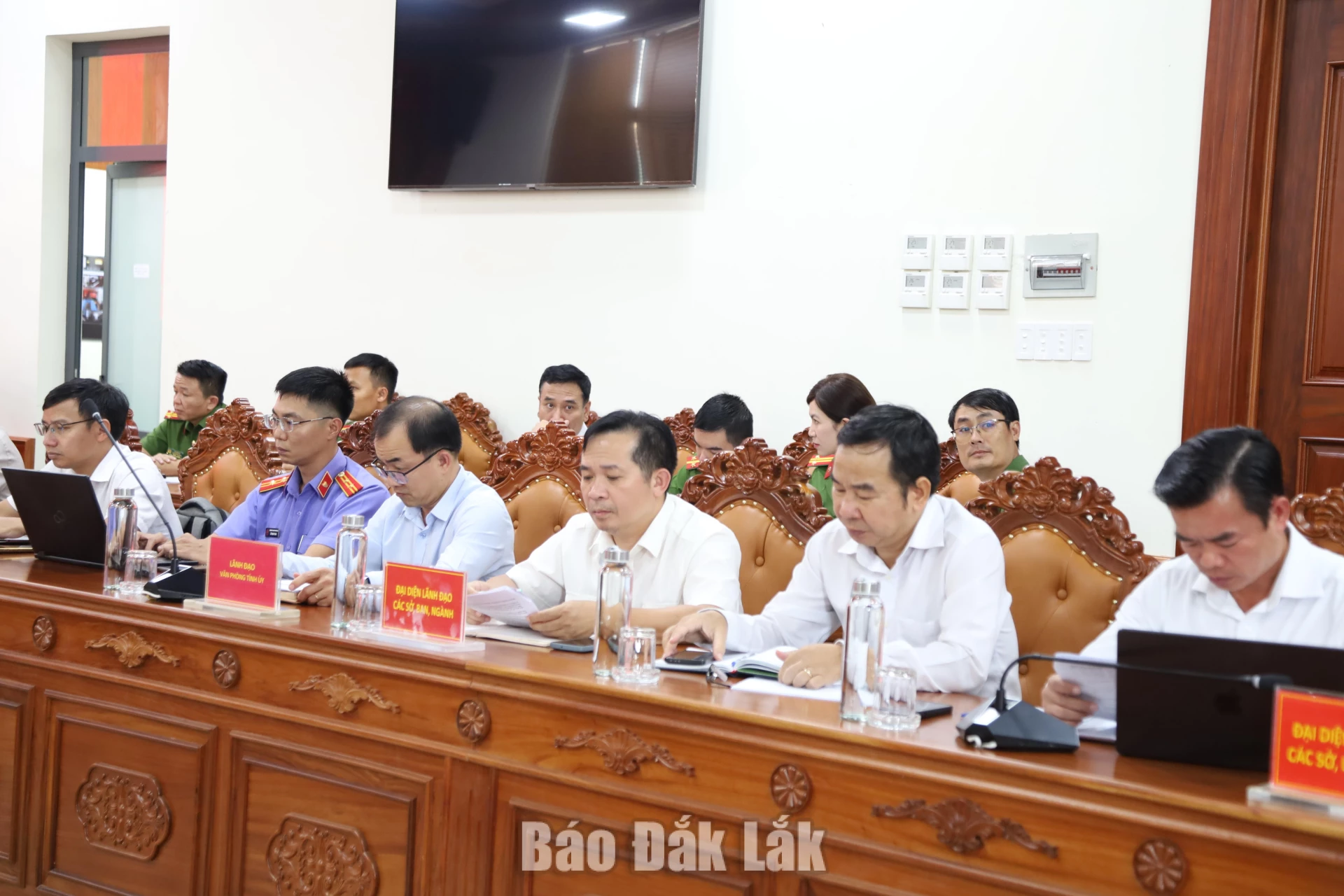 Các đại biểu đại diện các sở, ban, ngành của tỉnh tham dự buổi làm việc.