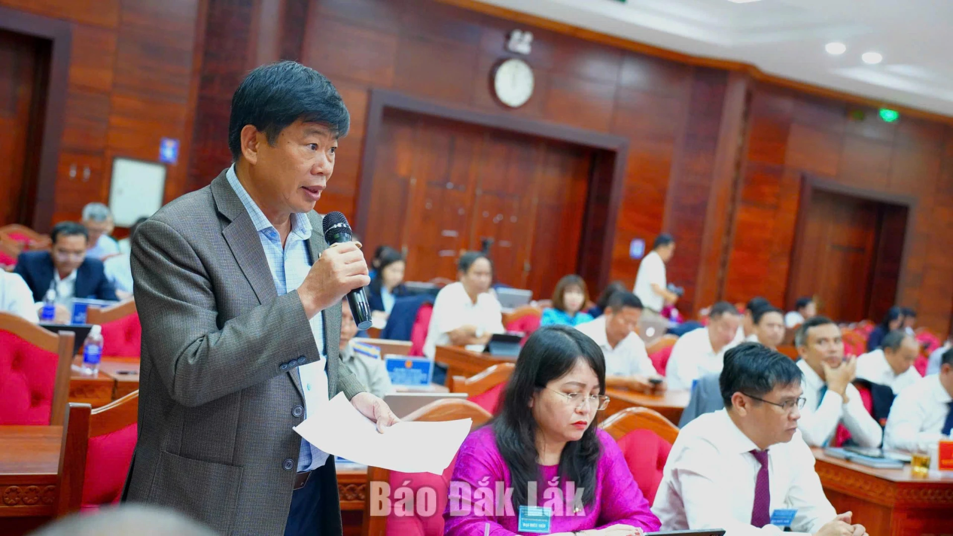 Giám đốc Sở Nông nghiệp và Môi trường Bùi Hồng Quý giải trình một số nội dung liên quan. Ảnh: Vạn Tiếp