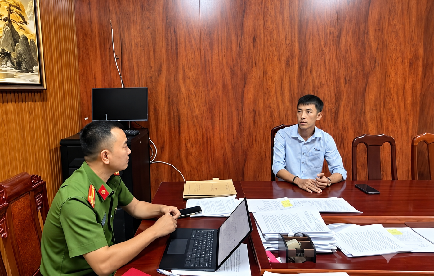 Cán bộ Công an phường Ea Kao tiếp nhận, xác minh thông tin vụ việc. Ảnh: Công an phường Ea Kao.