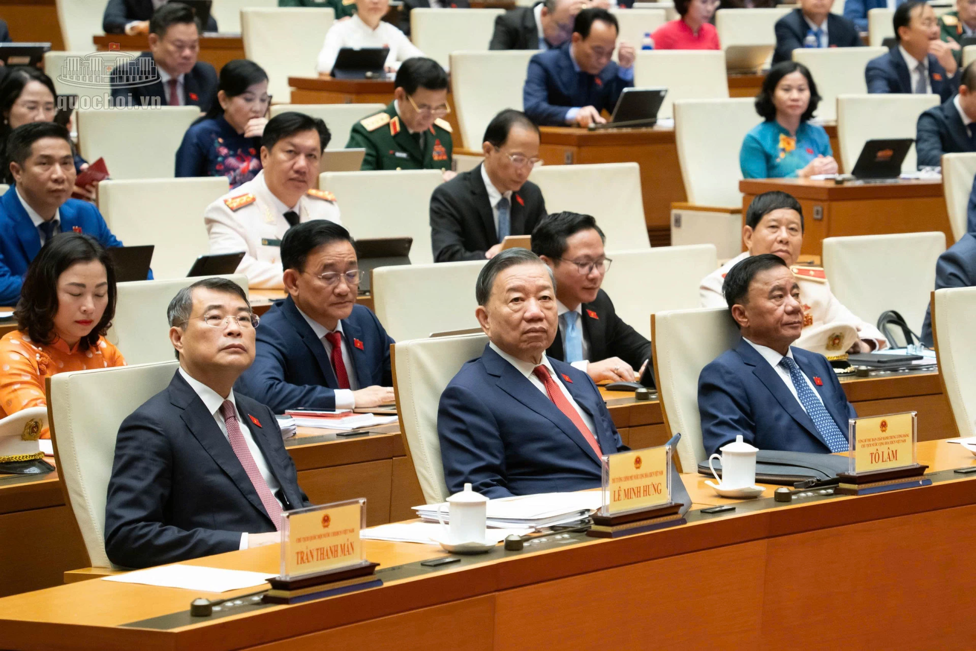 Tổng Bí thư, Chủ tịch nước Tô Lâm (ngồi giữa); Thủ tướng Chính Phủ Lê Minh Hưng (bên tay trái), Thường trực Ban Bí thư Trần Cẩm Tú (bên tay phải) tai phiên khai mạc. Ảnh: quochoi.vn