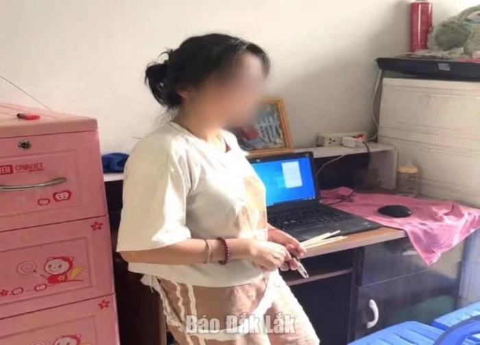 N.T.H. cùng máy tính được sử dụng để thực hiện các cuộc gọi lừa đảo. Ảnh Công an phường Tân An.