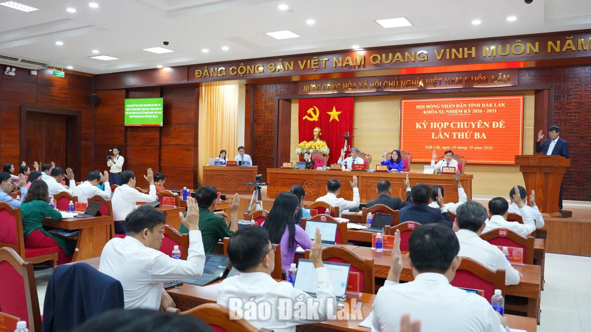 Đại biểu biểu quyết thông qua các nghị quyết tại Kỳ họp Chuyên đề lần thứ Ba, HĐND tỉnh khóa XI. Ảnh: Vạn Tiếp