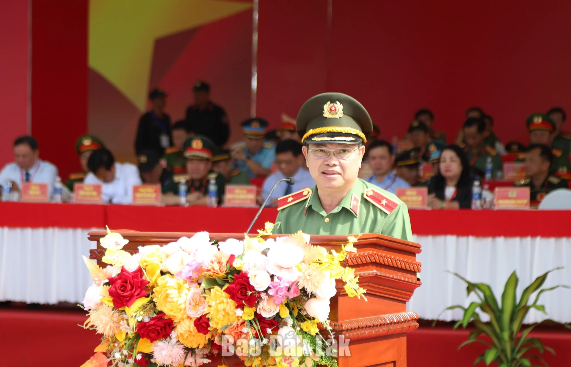 Thiếu tướng Phan Thanh Tám, Ủy viên Ban Thường vụ Tỉnh ủy phát biểu nhận nhiệm vụ của lãnh đạo Bộ Công an.