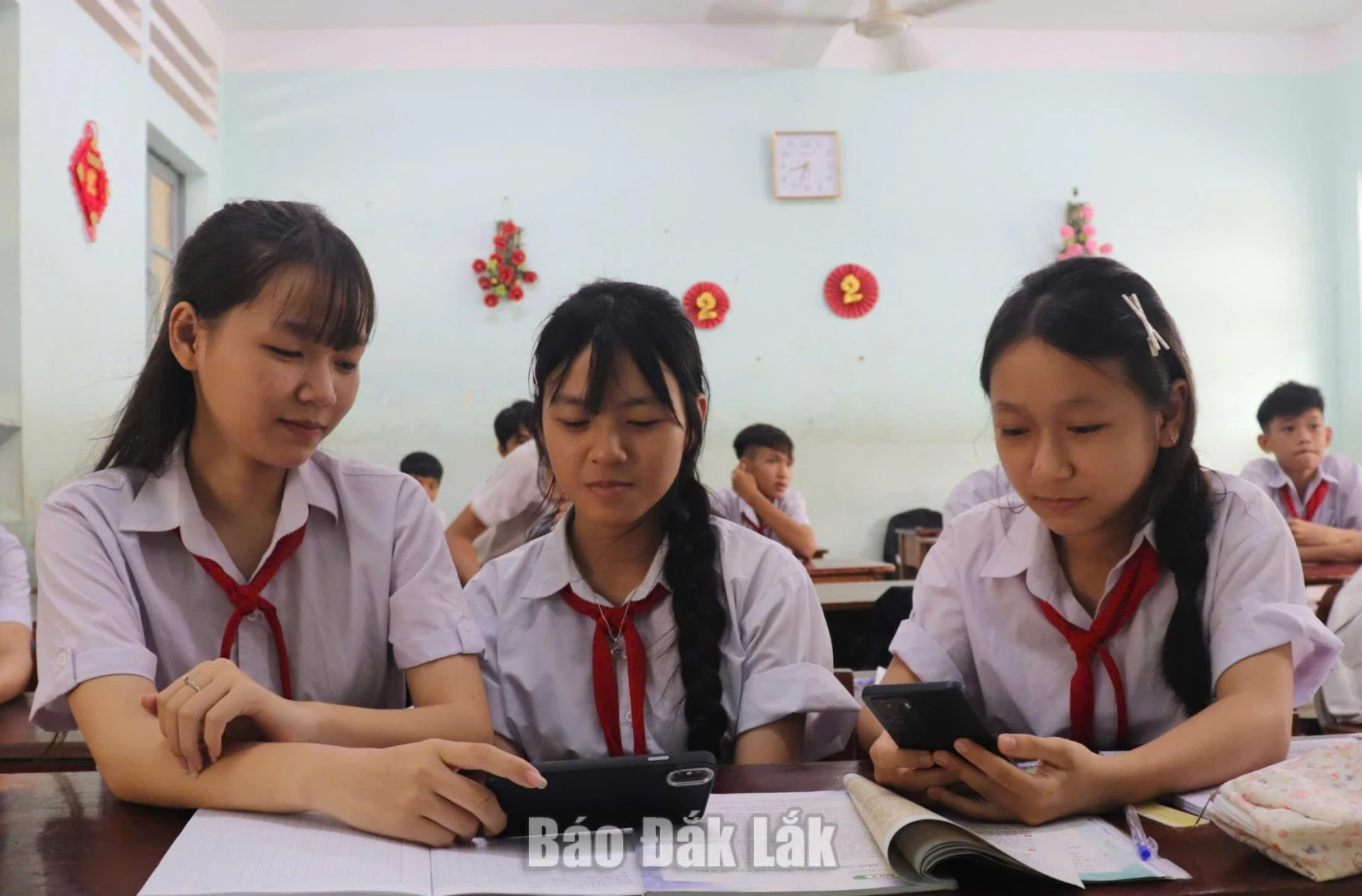 Học sinh cùng tra cứu thông tin trên Internet để thực hiện một đề tài nhóm.