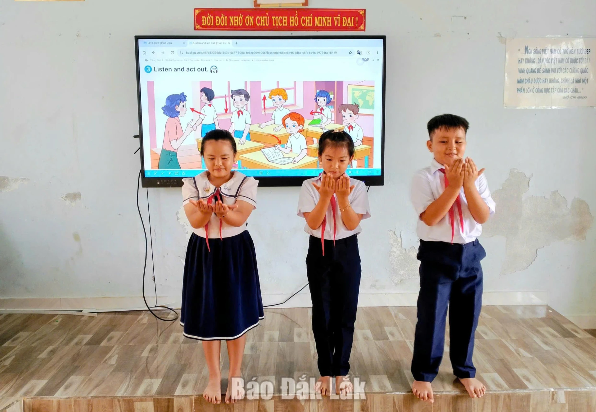 Học sinh Trường Tiểu học Vân Hòa (xã Vân Hoà) tăng kỹ năng nghe, nói với bài giảng điện tử.