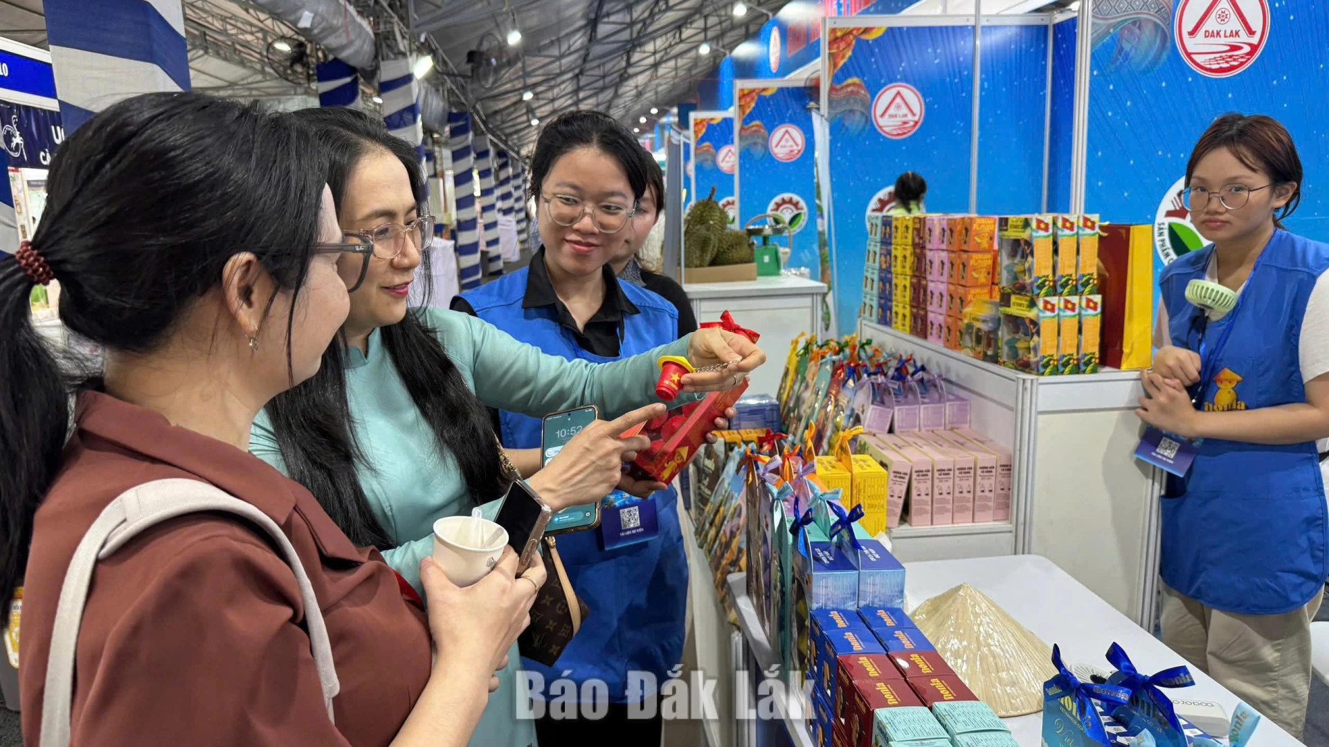 Giám đốc Sở Công Thương Nguyễn Thị Thu An cùng doanh nghiệp quảng bá sản phẩm tại khu vực trưng bày.