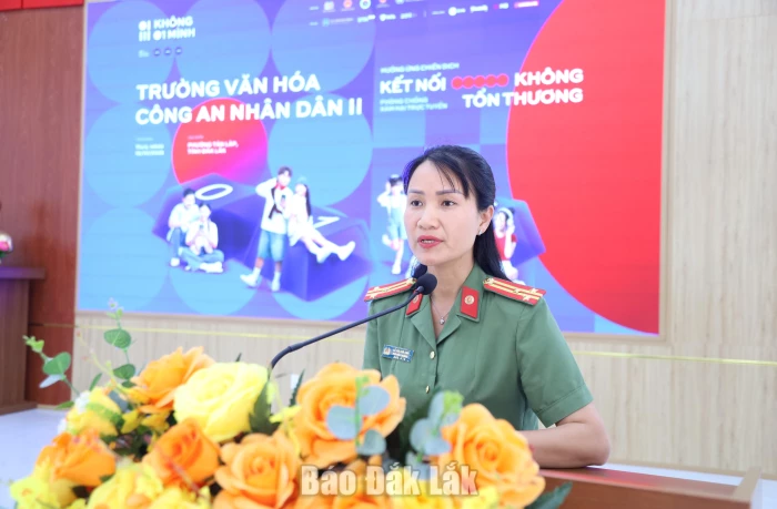 Thượng tá Lê Thị Kim Anh, Phó Hiệu trưởng Trường Văn hóa Công an nhân dân II phát biểu tại chương trình.