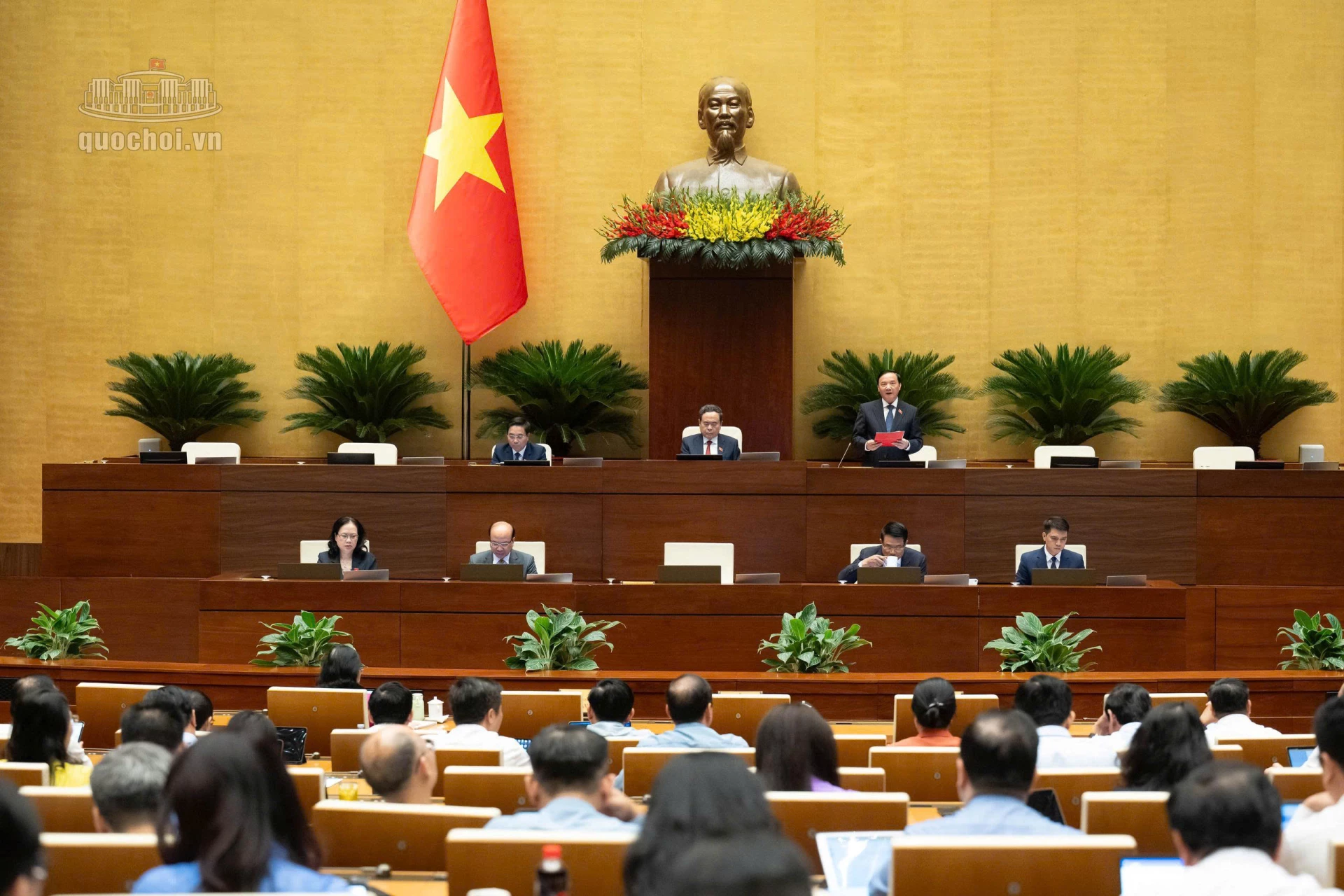 Phó Chủ tịch Quốc hội Nguyễn Khắc Định điều hành nội dung thảo luận. Ảnh: quochoi.vn