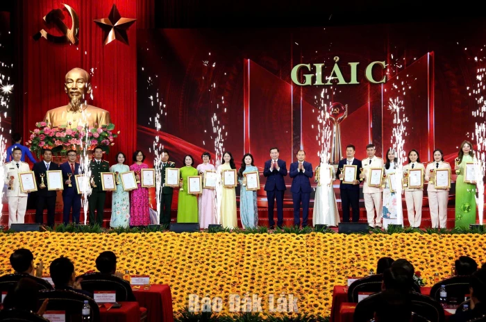 Các tác giả, nhóm tác giả đạt giải C.