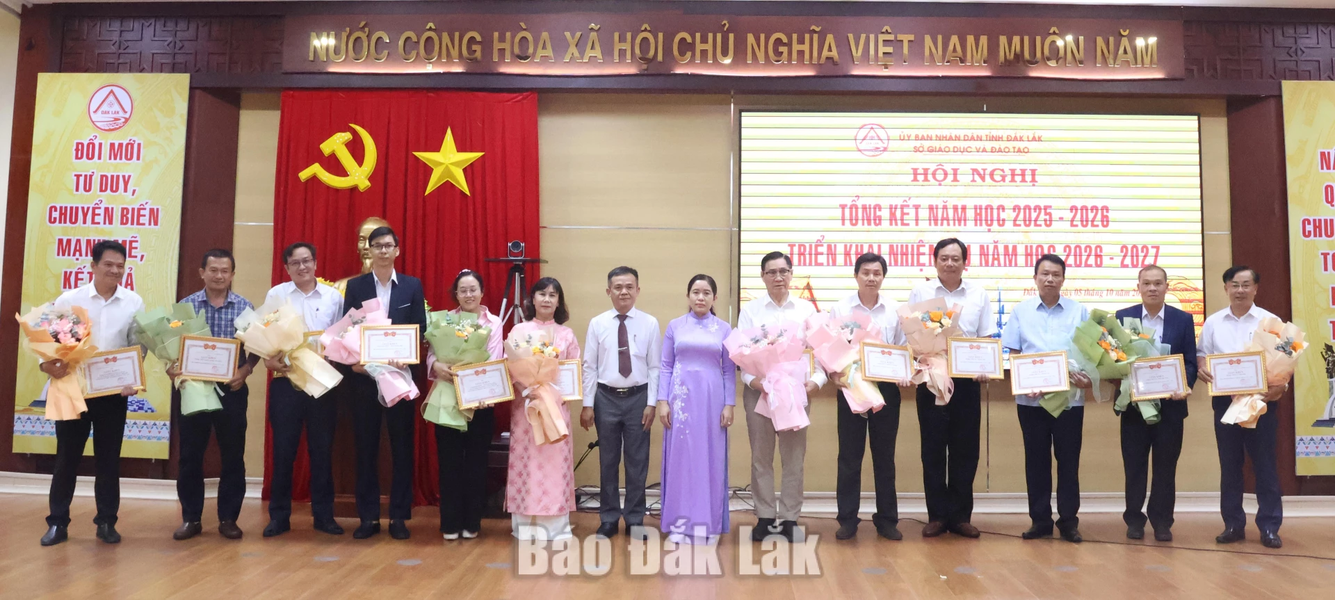 Lãnh đạo Sở GD&ĐT tặng giấy khen cho các tập thể có