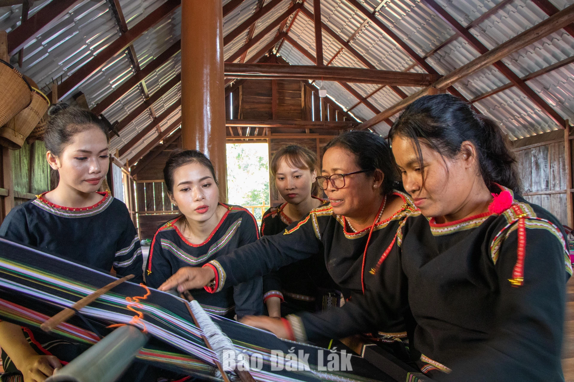Nghệ nhân dạy nghề dệt thổ cẩm cho thế hệ trẻ. Ảnh: Nguyễn Gia