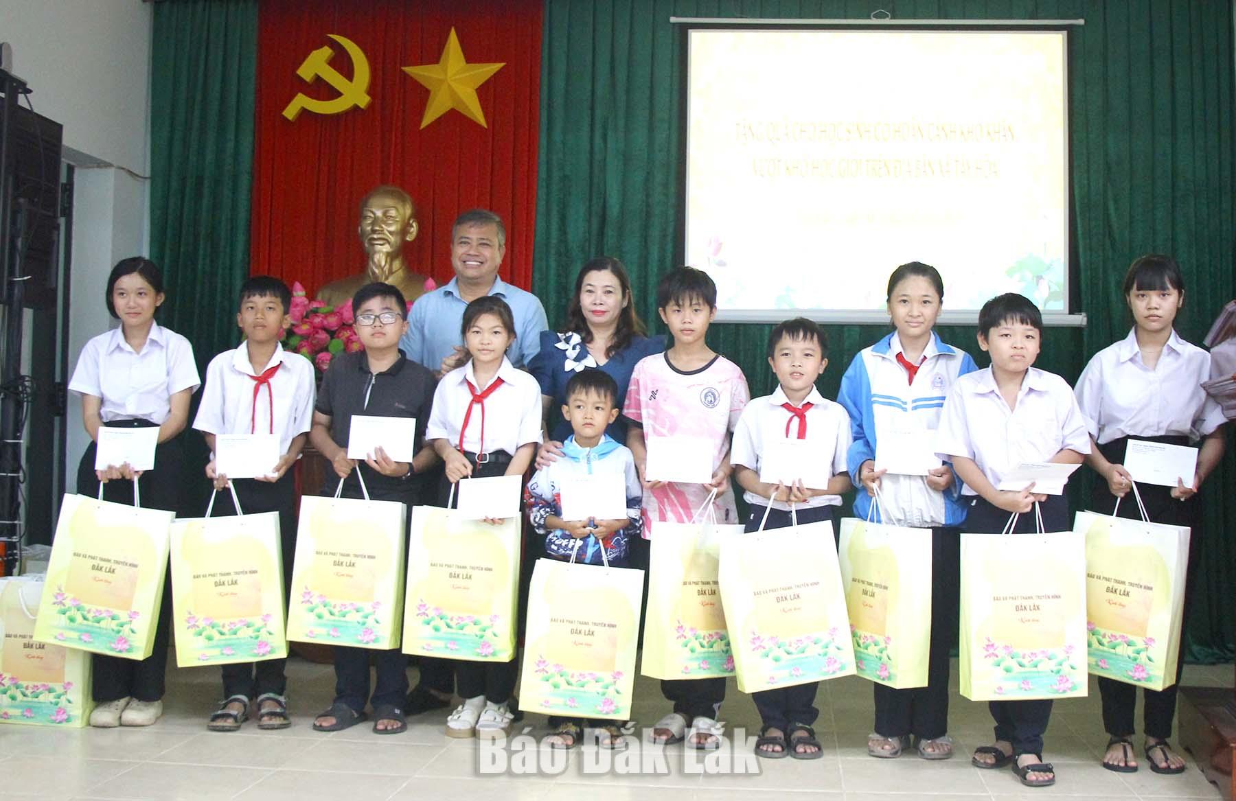 Phó Giám đốc Báo và Phát thanh, Truyền hình Đắk Lắk Nguyễn Khánh Minh và Phó Phó Bí thư Thường trực Đảng ủy xã Tây Hòa Lê Thị Hồng Lưu tặng quà cho học sinh.