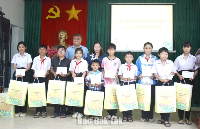 Trao 35 suất quà tặng học sinh vượt khó học giỏi ở Tây Hòa