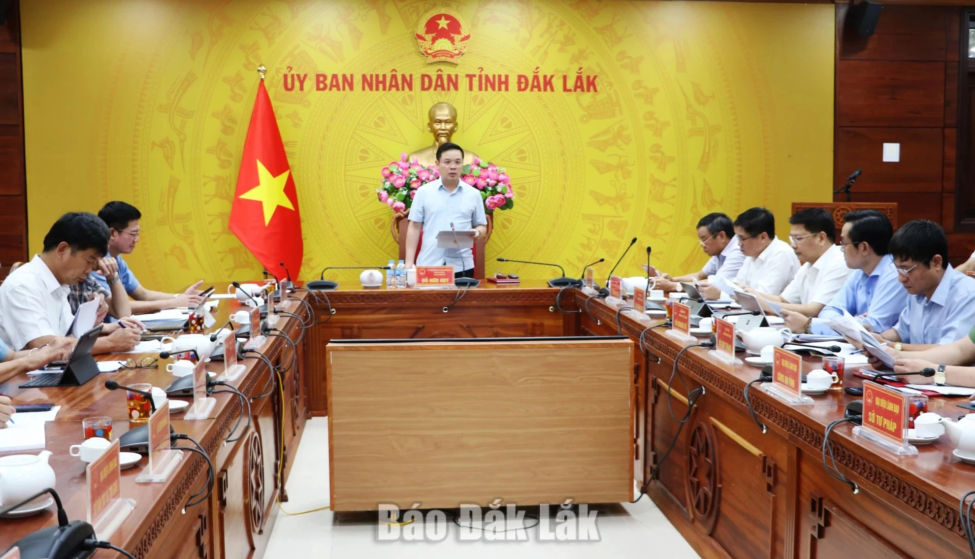 Comrade Do Huu Huy, Alternate Member of the Party Central Committee, Deputy Secretary of the Provincial Party Committee and PPC Chairman, chairing the meeting.