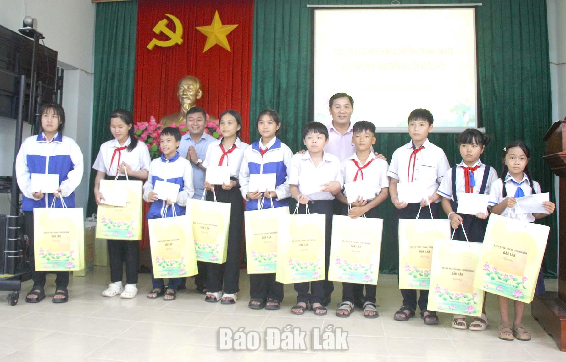 Ban tổ chức trao quà cho các học sinh có hoàn cảnh khó khăn.
