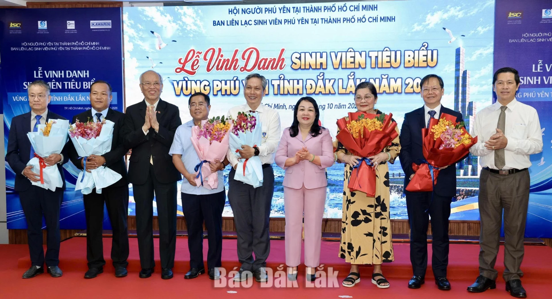 Đồng chí Cao Thị Hòa An cùng lãnh đạo Ủy ban MTTQ Việt Nam tỉnh, Hội Người Phú Yên tại TP. Hồ Chí Minh tặng hoa các nhà tài trợ.