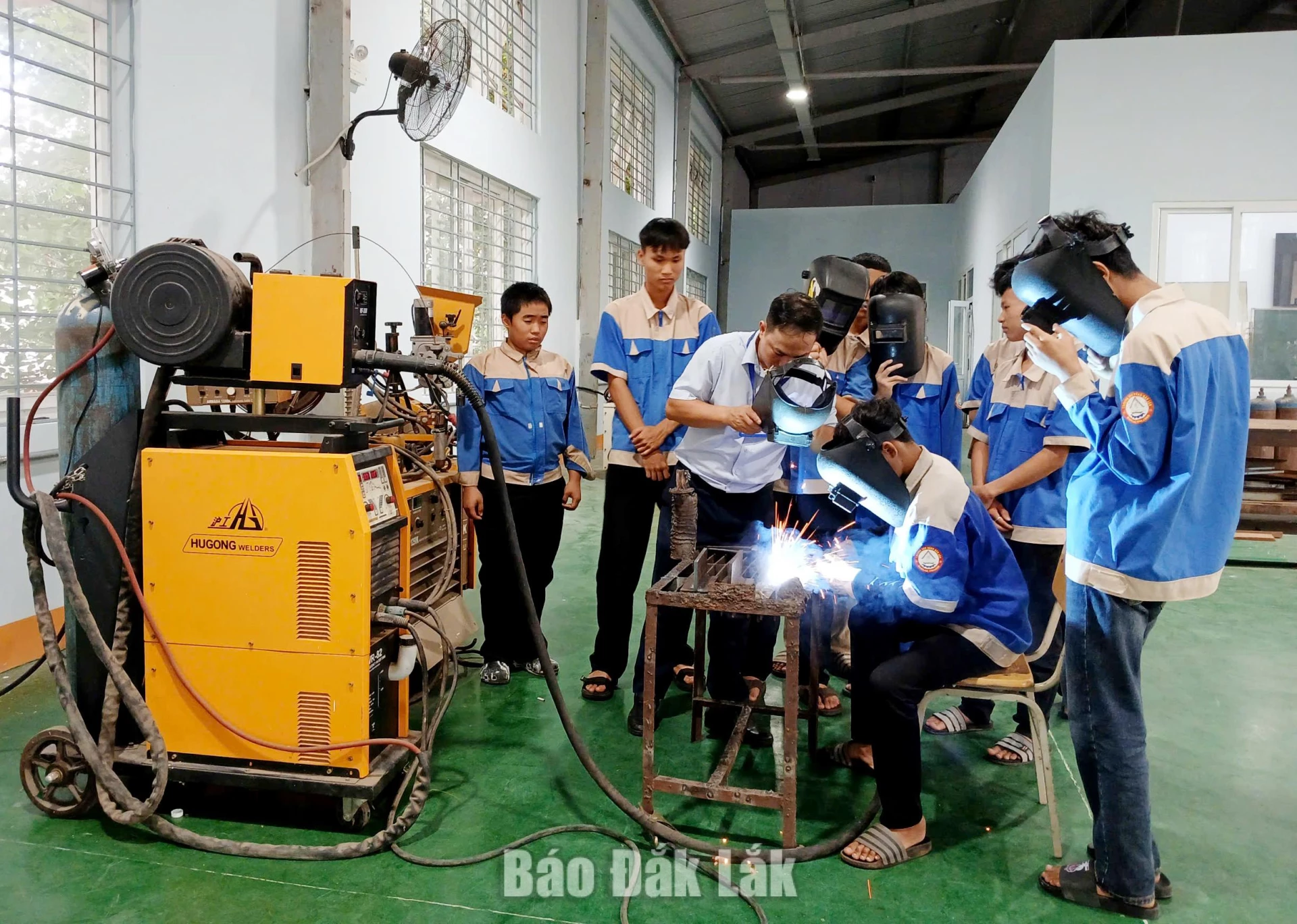 Học sinh Trường Cao đẳng Đắk Lắk thực hành nghề hàn.