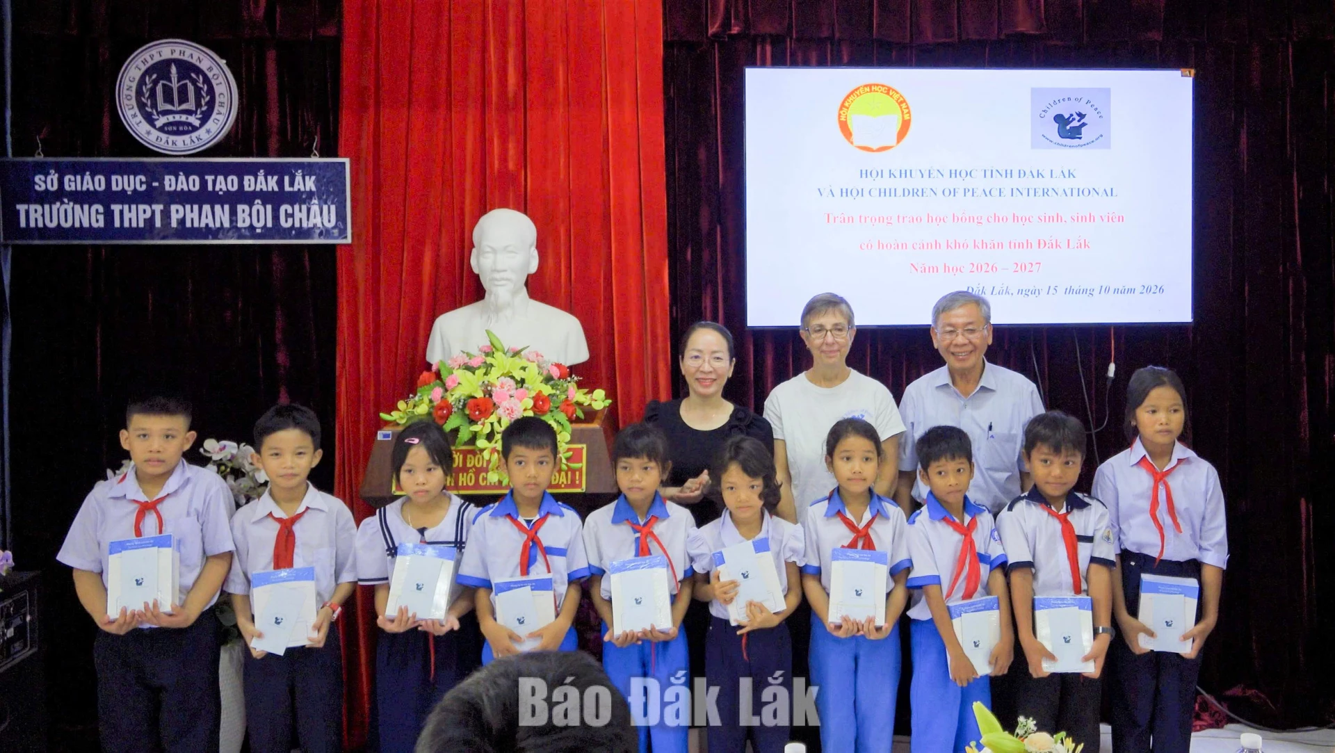 Ban Tổ chức trao học bổng cho các em học sinh trên địa bàn xã Sơn Hòa/