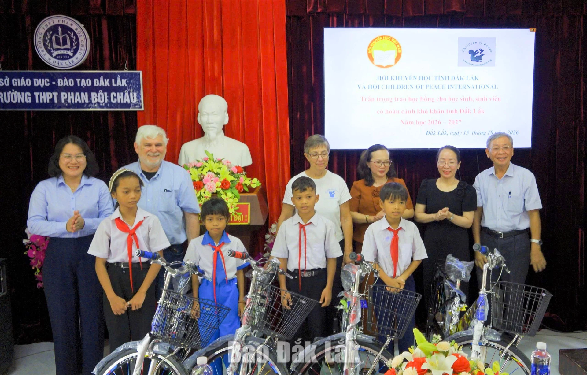Ban Tổ chức trao xe đạp cho các em học sinh thuận tiện đến trường.