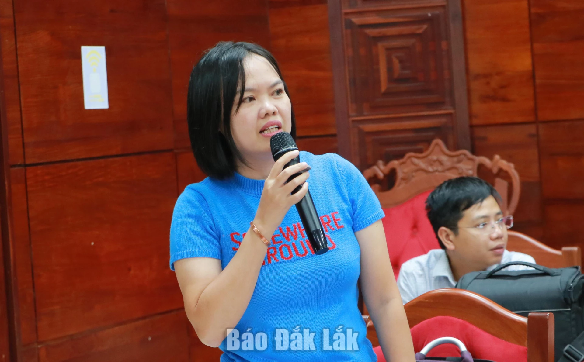 Đại diện Báo điện tử Tiếng nói Việt Nam trao đổi thông tin về việc thực hiện hỗ trợ vật nuôi sau bão lũ