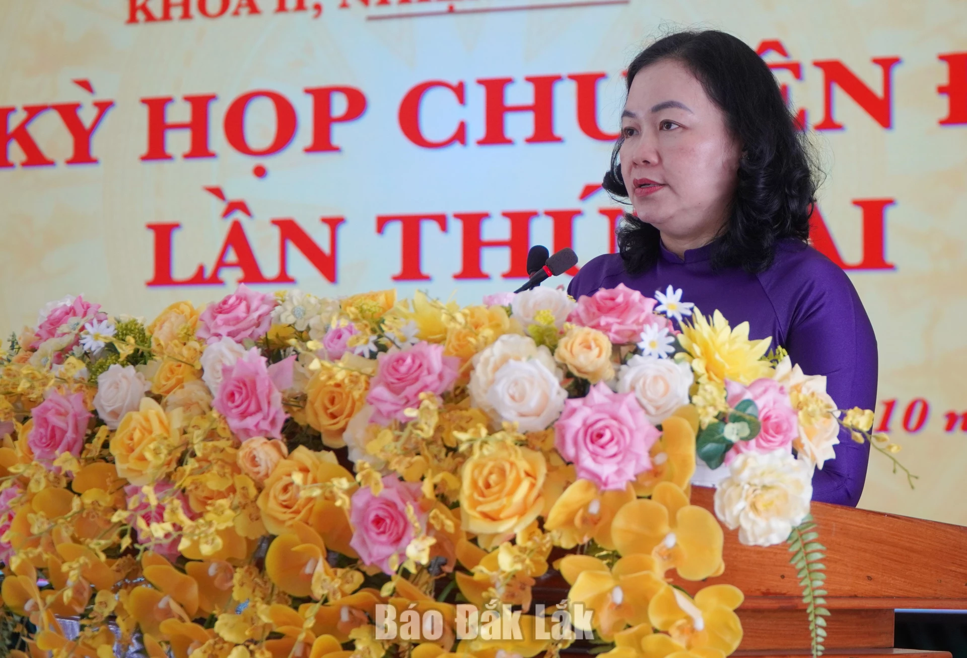 Bà Đào Bảo Minh, Ủy viên Ban Thường vụ Tỉnh ủy, Bí thư Đảng ủy, Chủ tịch HĐND phường Tuy Hòa phát biểu tại kỳ họp.