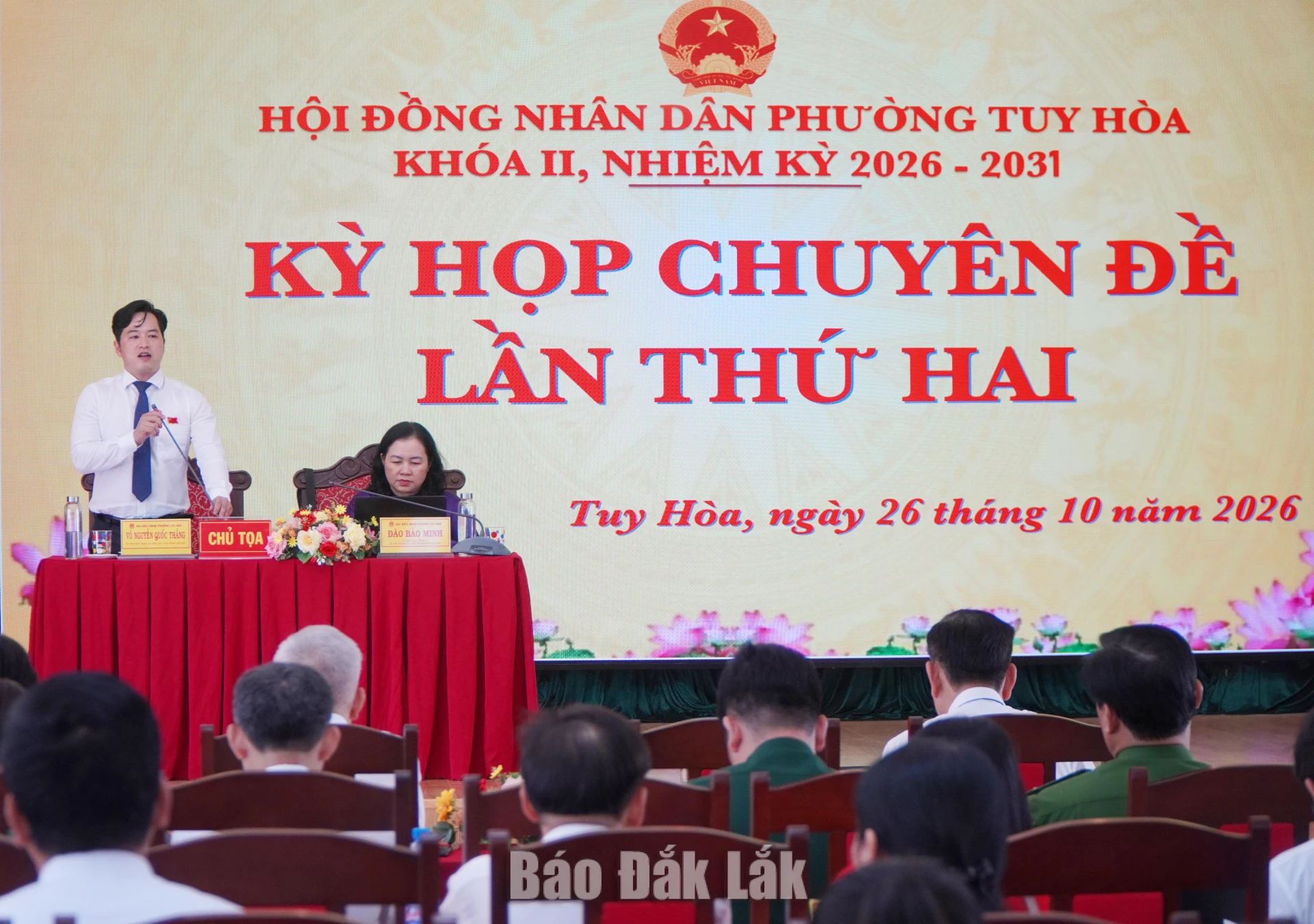 Chủ tọa kỳ họp tổ chức thảo luận lấy ý kiến đại biểu HĐND phường về nội dung các nghị quyết.