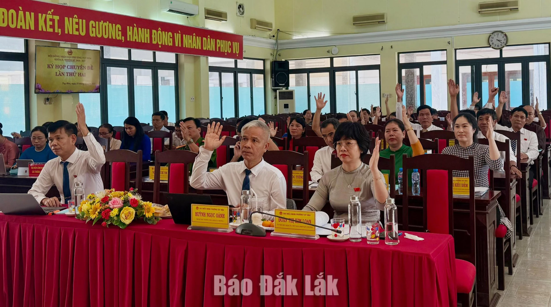 Đại biểu HĐND phường Tuy Hòa biểu quyết thông qua các nghị quyết.