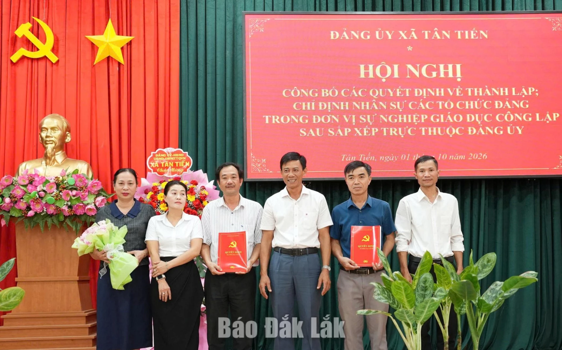 Bí thư Đảng ủy, Chủ tịch HĐND xã Tân Tiến Trần Hải Đăng trao quyết định về công tác cán bộ.