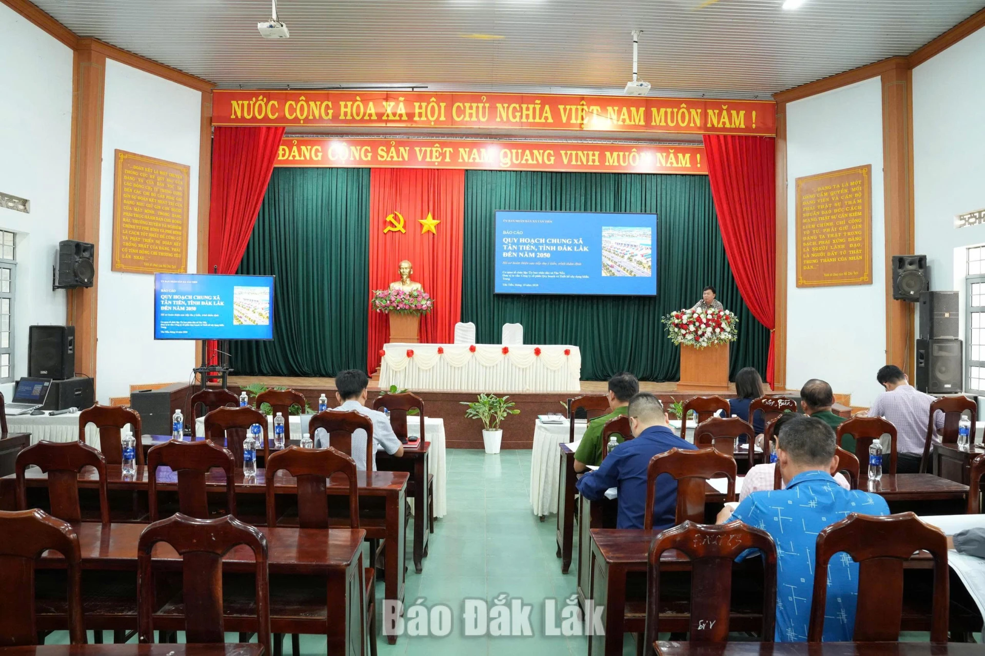 Các đại biểu tham dự hội nghị góp ý đồ án Quy hoạch chung đến năm 2050.