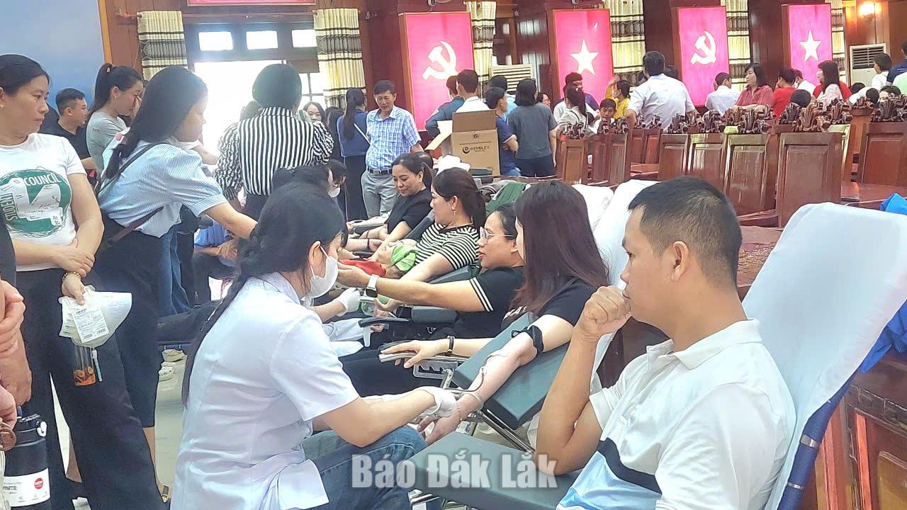 Đông đảo cán bộ, đoàn viên và nhân dân các địa phương tham gia hiến máu tại phường Đông Hòa.
