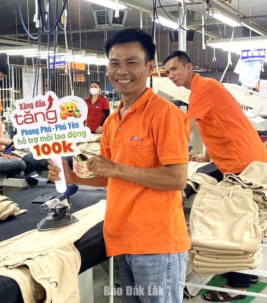 Công nhân Công ty Cổ phần Đầu tư quốc tế Phong Phú - Phú Yên vui mừng nhận hỗ trợ khi xăng dầu tăng giá. 