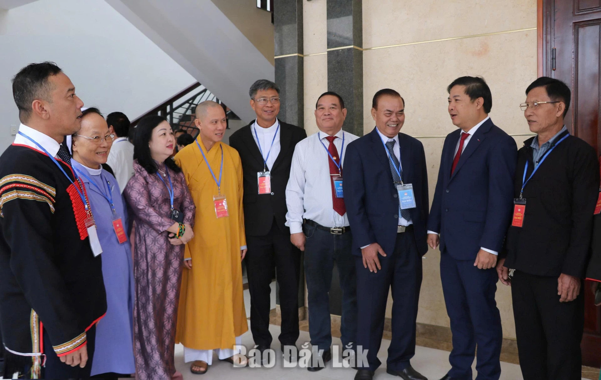 Các đồng chí Thường trực Tỉnh ủy trò chuyện, thăm hỏi các đại biểu, chức sắc tôn giáo.