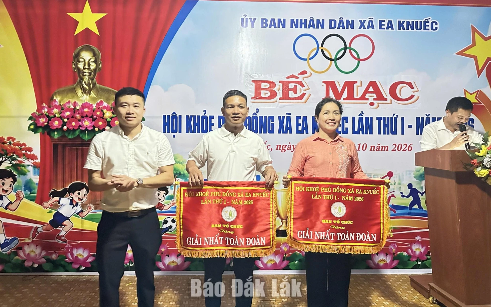 Ban tổ chức trao giải Nhất toàn đoàn cho Trường THCS Lê Đình Chinh, Trường Tiểu học Nguyễn Văn Bé.