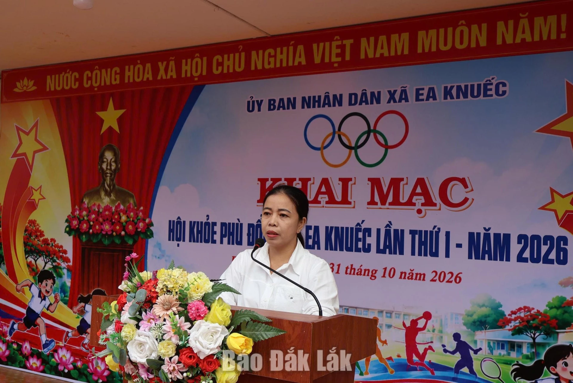 Phó Chủ tịch UBND xã Trần Thị Vân, Trưởng Ban Tổ chức phát biểu tại lễ khai mạc.