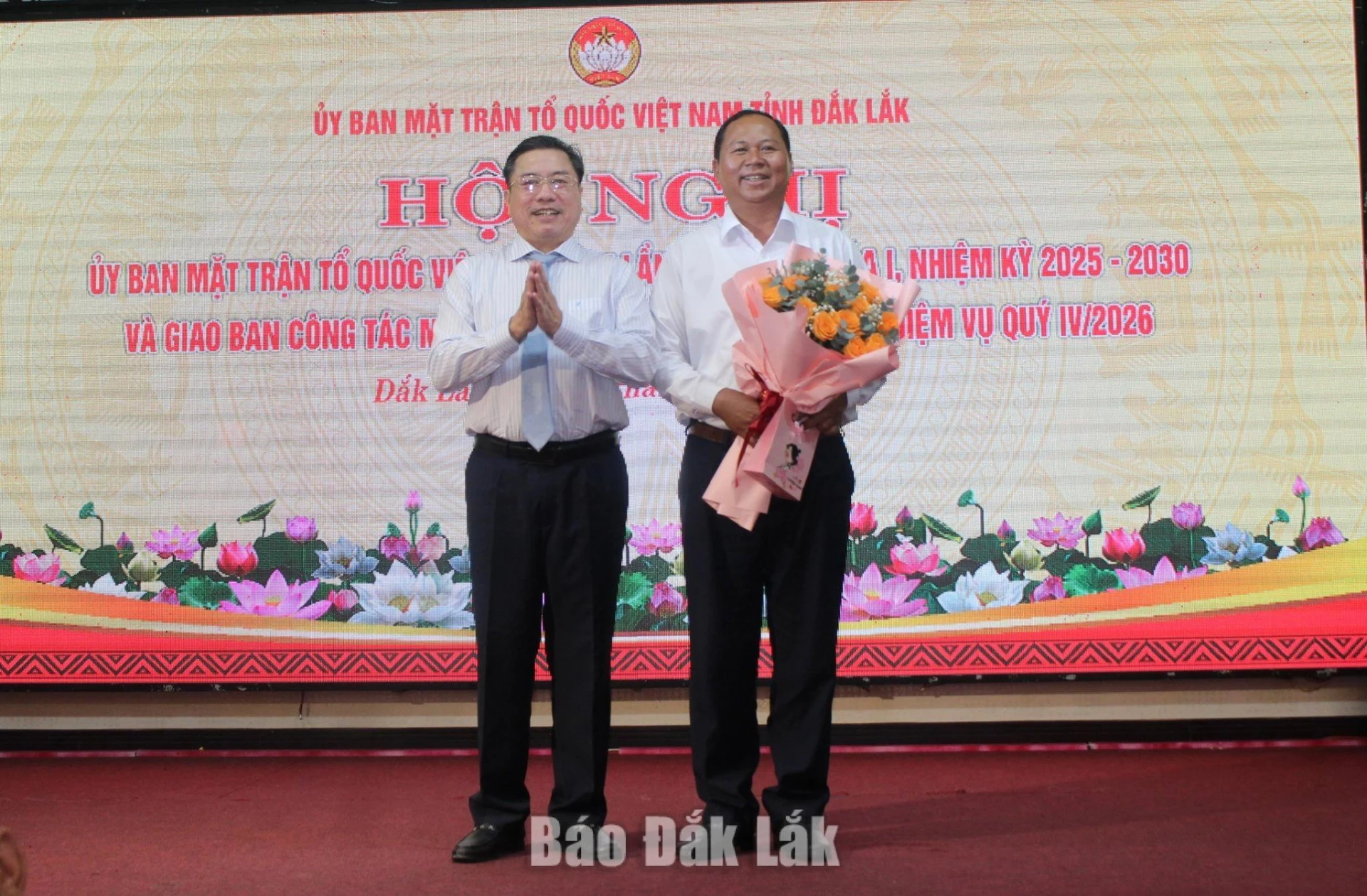 Ủy viên Ban Thường vụ Tỉnh ủy, Phó Chủ tịch thường trực Ủy ban MTTQ Việt Nam tỉnh Trần Hữu Thế tặng hoa cho ông Ya Toan Ênuôl, Tỉnh ủy viên, nguyên Phó Chủ tịch Ủy ban MTTQ Việt Nam tỉnh, nguyên Chủ tịch Hội Nông dân tỉnh thôi tham gia Ủy viên Ủy ban MTTQ Việt Nam tỉnh Đắk Lắk khóa I, nhiệm kỳ 2025 - 2030.