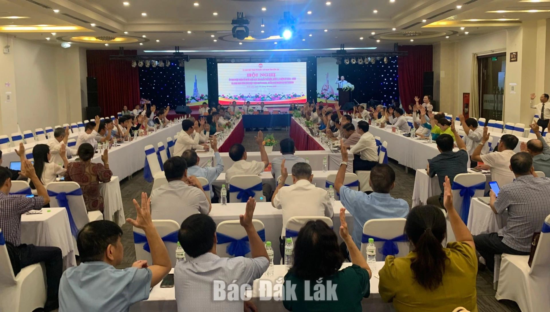 Các đại biểu biểu quyết thống nhất thông qua Nghị quyết hội nghị.