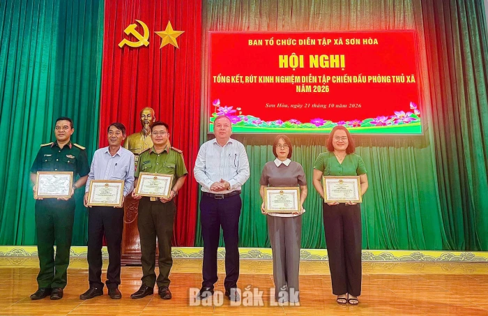 Lãnh đạo xã Sơn Hòa khen tặng các cá nhân, tập thể xuất sắc.