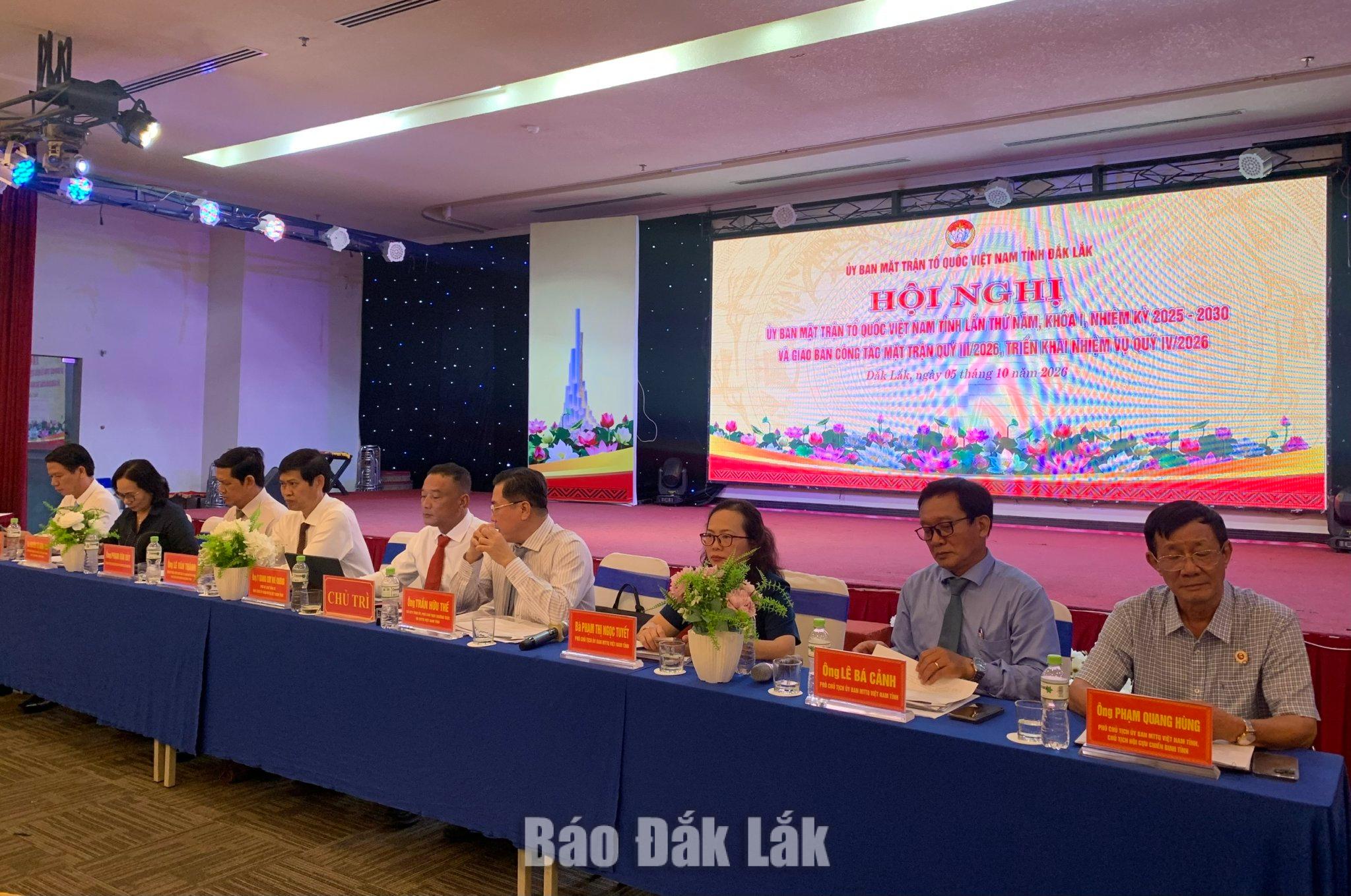 Các đồng chí chủ trì hội nghị.