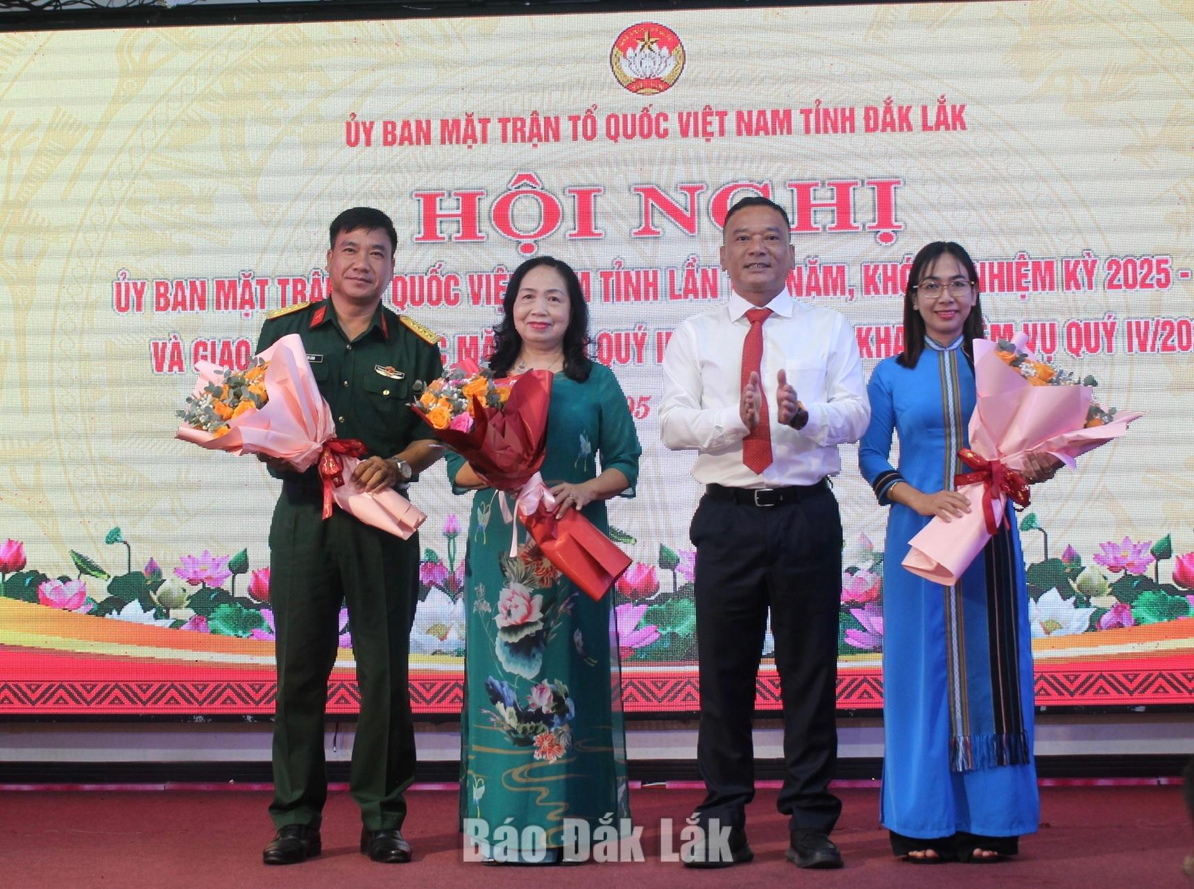 Phó Bí thư Tỉnh ủy, Chủ tịch Ủy ban MTTQ Việt Nam tỉnh Đắk Lắk tặng hoa chúc mừng các ủy viên Ủy ban MTTQ Việt Nam tỉnh khóa I, nhiệm kỳ 2025 - 2030.