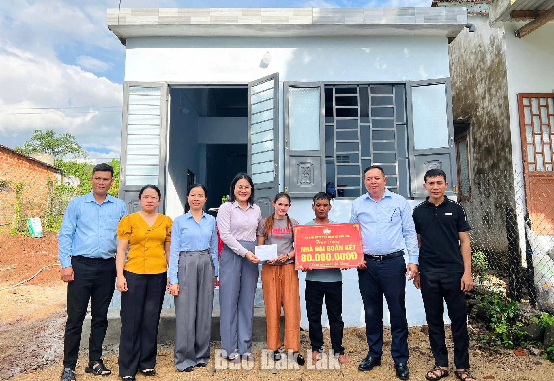 Lãnh đạo xã Sơn Hòa trao nhà Đại đoàn kết cho hộ nghèo tại địa phương.