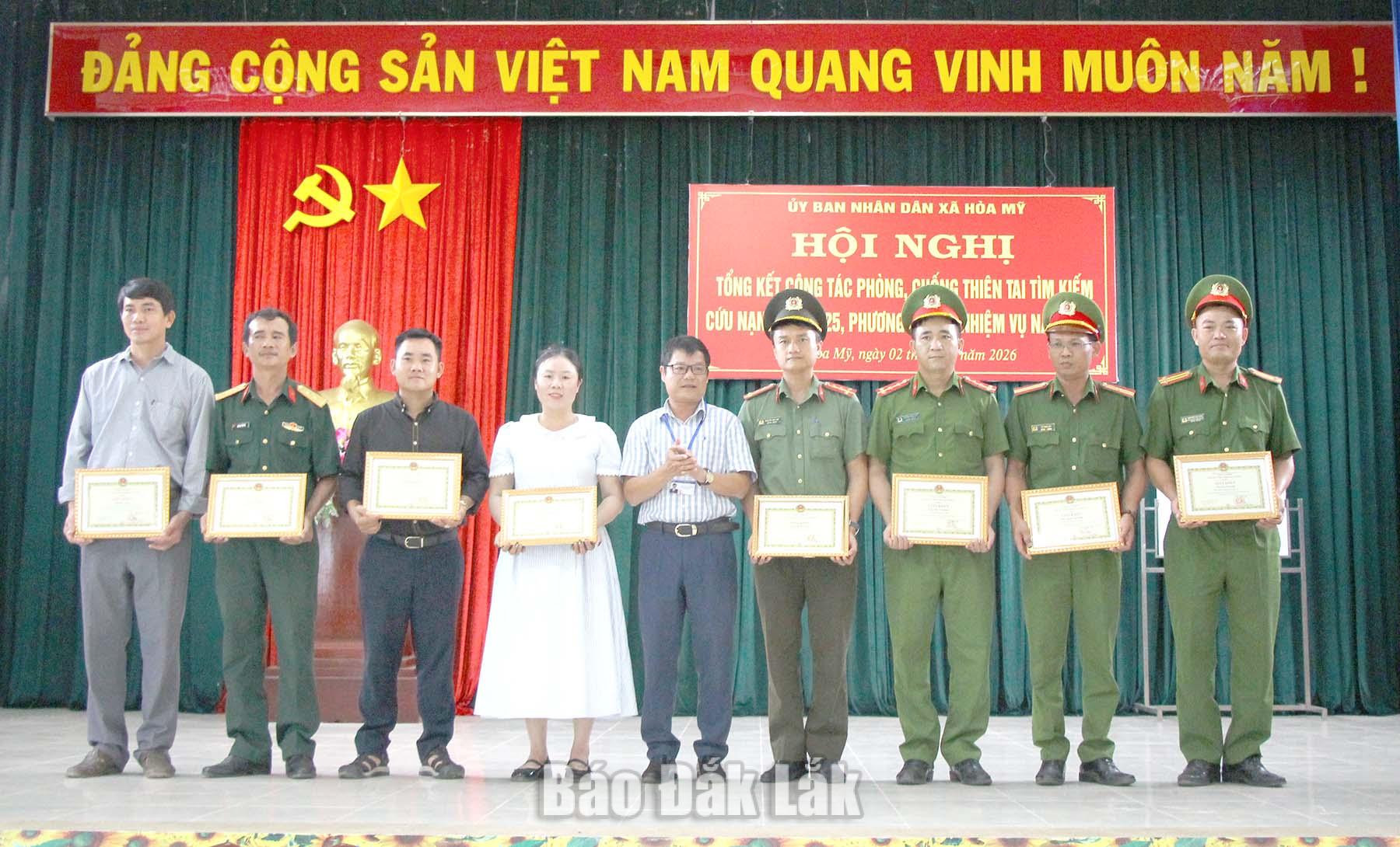 Phó Chủ tịch Thường trực UBND xã Hòa Mỹ Trịnh Văn Huấn trao giấy khen cho các cá nhân.